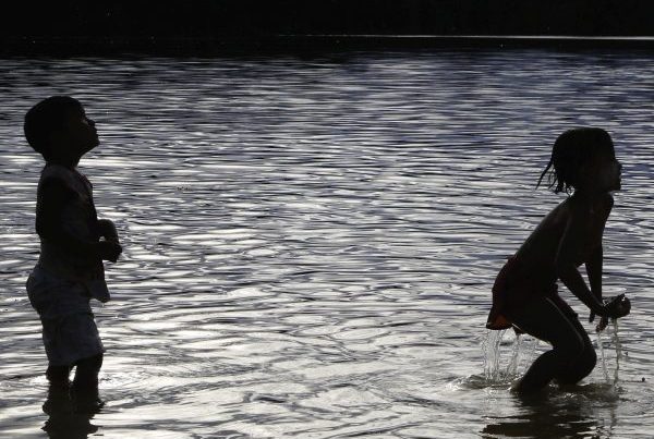 crianças no banho de rio