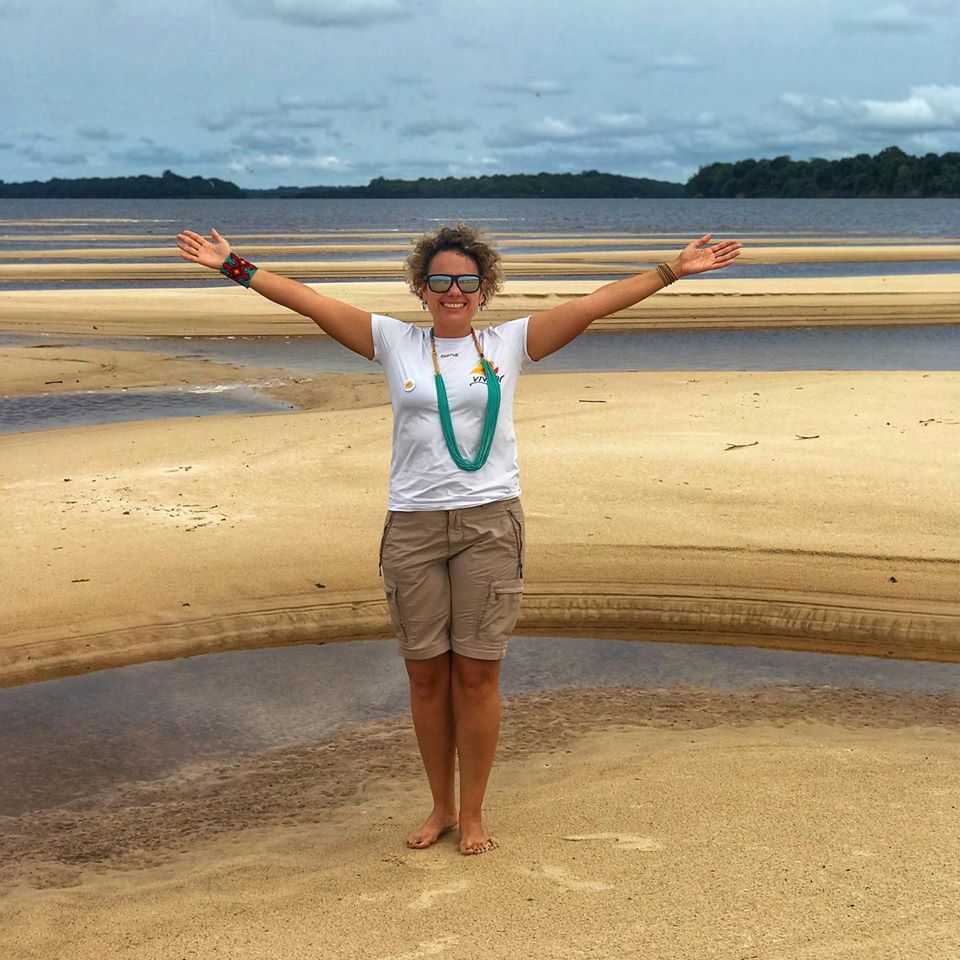 O parque nacional de Anavilhanas fica no rio Negro - na foto, uma mulher está de pé em uma praia de rio na Amazônia