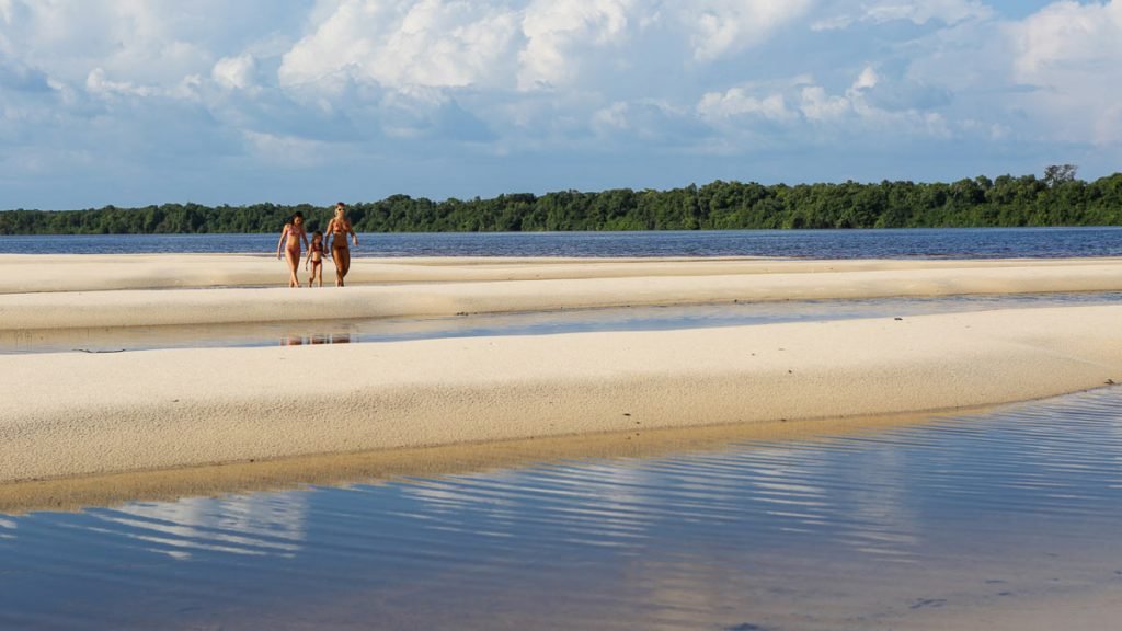 uma praia no rio Negro em plena floresta amazônica