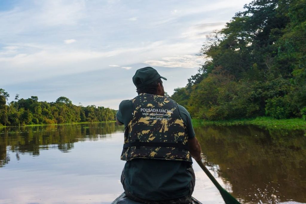 passeio-canoa-mamiraua guia de selva remando sua canoa na floresta alagada na reserva de mamiraua
