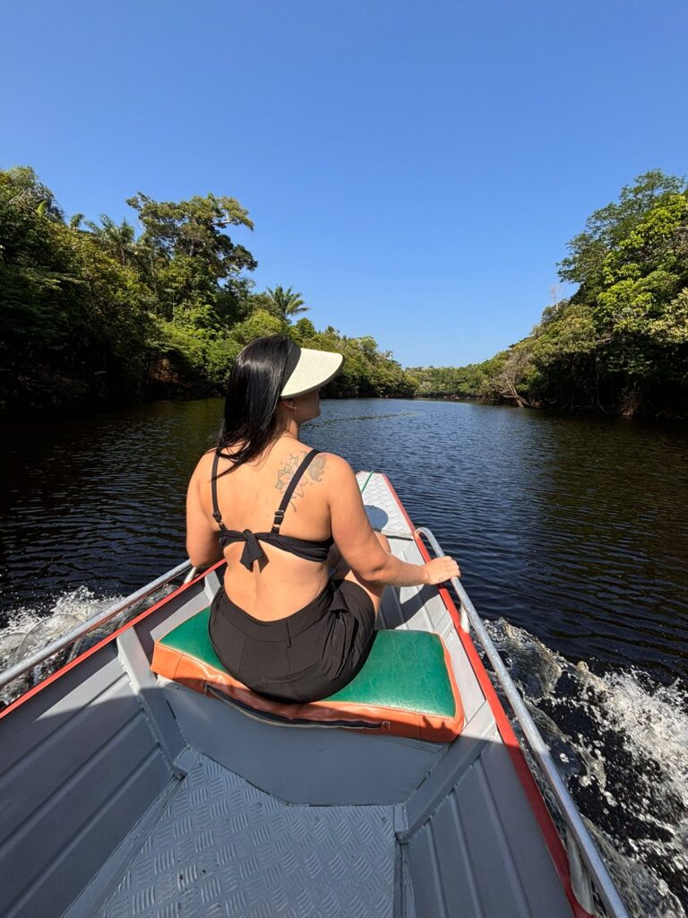 mulher na canoa no rio negro amazonia em anavilhanas