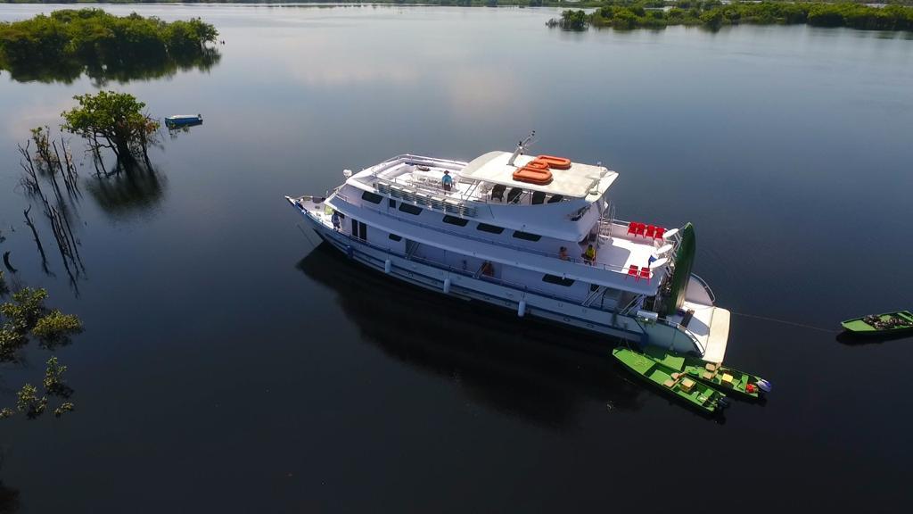 Barco no meio do rio negro na Amazônia